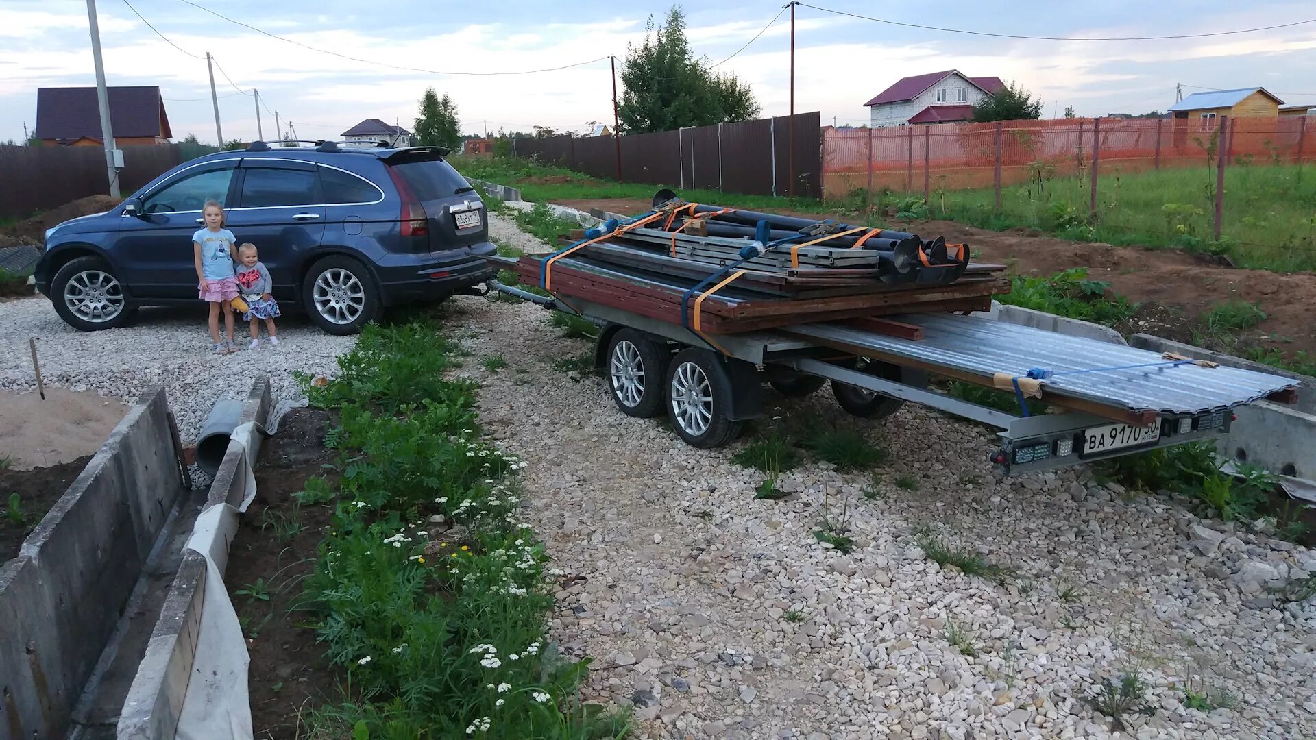 Доска прицеп. Honda cr-v 3 прицеп. прицеп для перевозки 6 метровых. 6 метровый прицеп. прицеп для 6 метровых досок.