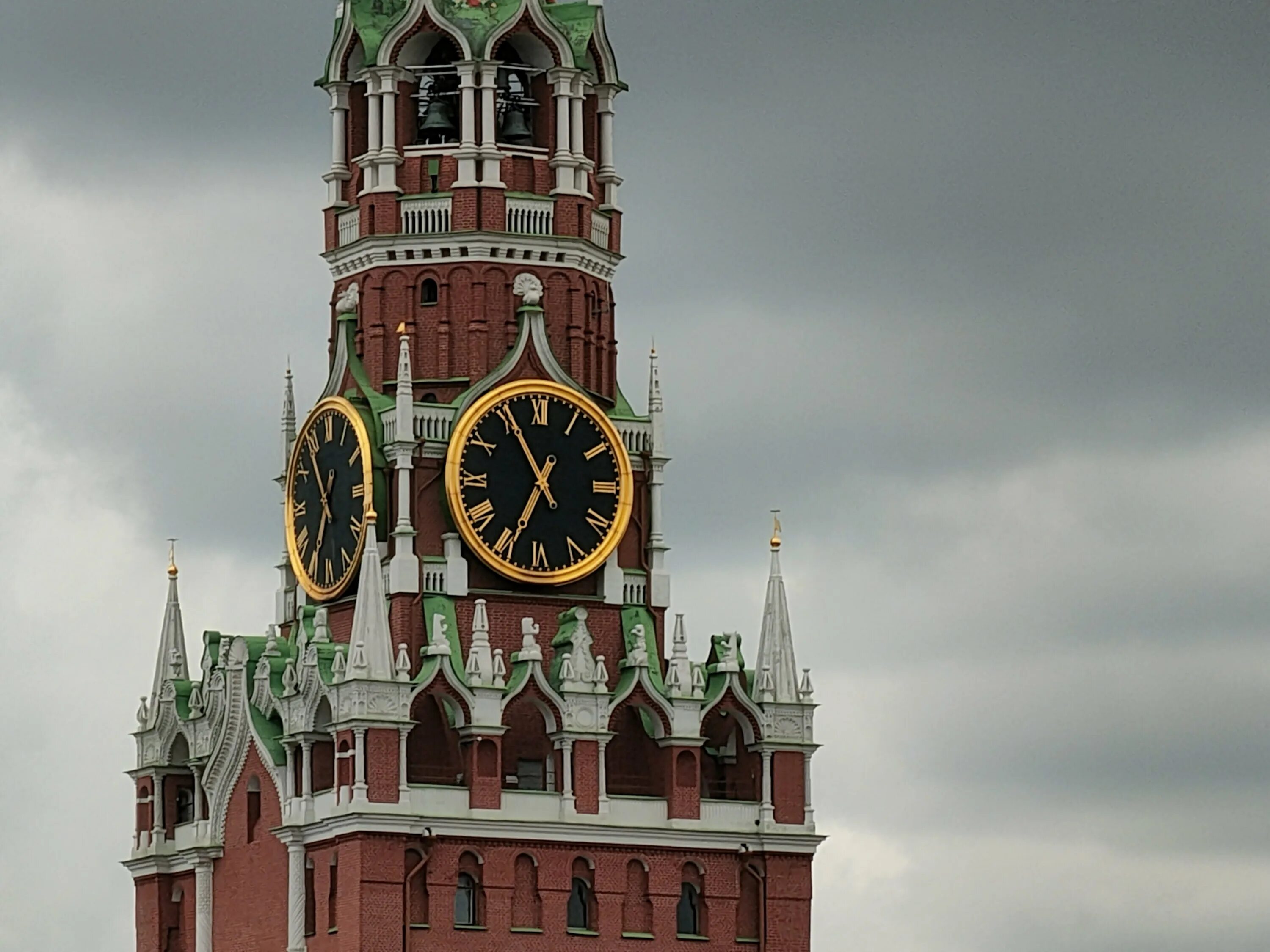 Кремлевские куранты. Спасская башня куранты. Куранты на Спасской башне Московского Кремля. Часы-куранты на Спасской башне Московского Кремля.