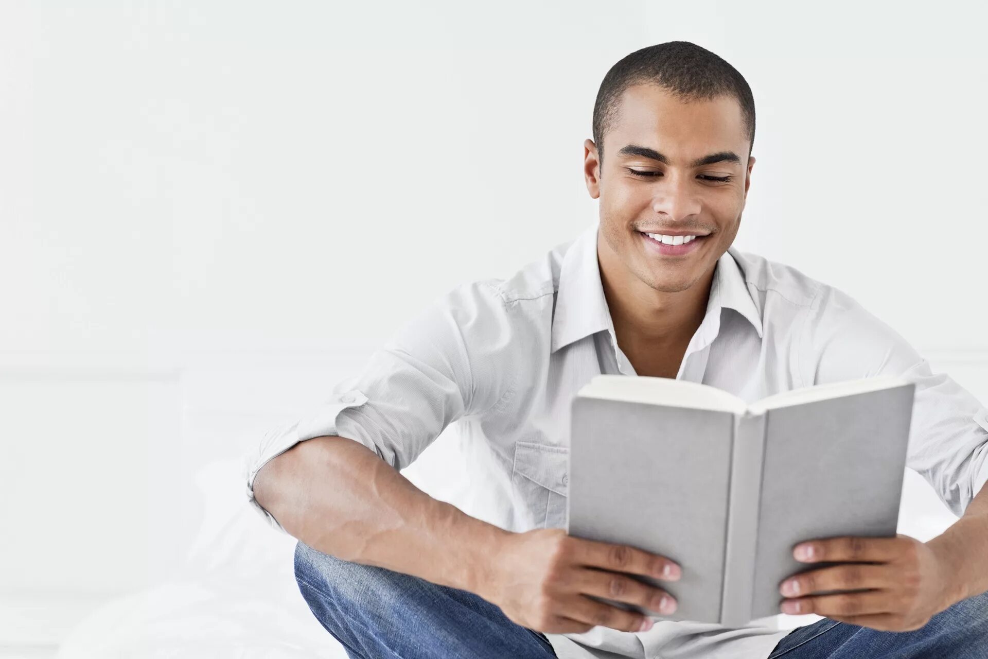 Successful reading. Мужчина с книгой. Парень с книгой. Молодой человек с книгой. Мужчина с книгой в руках.