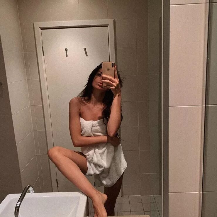 Девушка без полотенца. Девушка в полотенце в ванной. Красивая девушка в полотенце. Девушка в ванной комнате. Девушка в полотенце селфи.