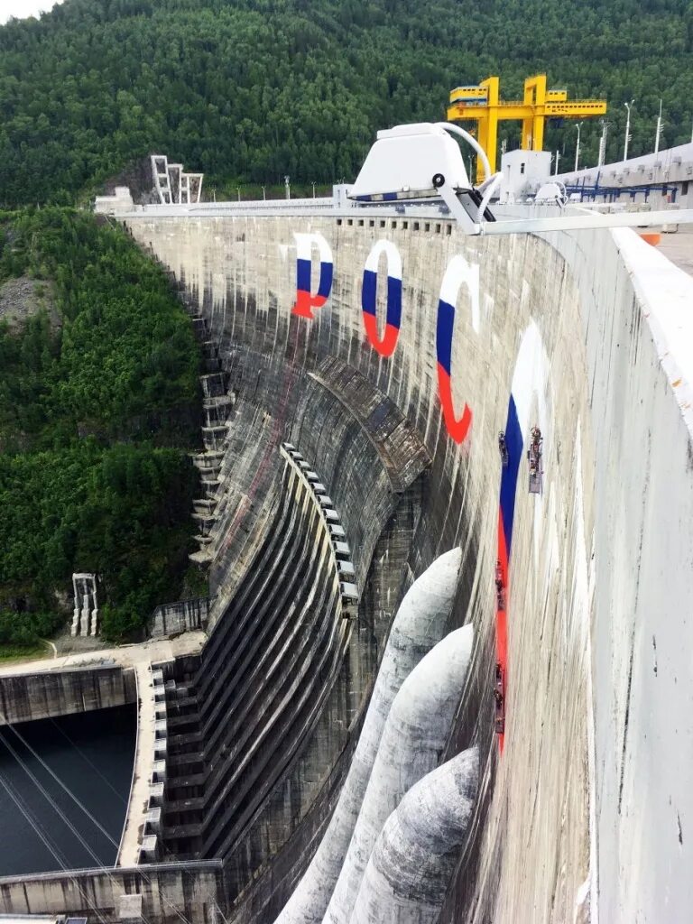 В какой стране крупнейшая гэс. Плотина Саяно-Шушенской ГЭС. Саяно Шушенская дамба. Сояна Шушинское платина. Самая большая плотина в России Саяно ГЭС.