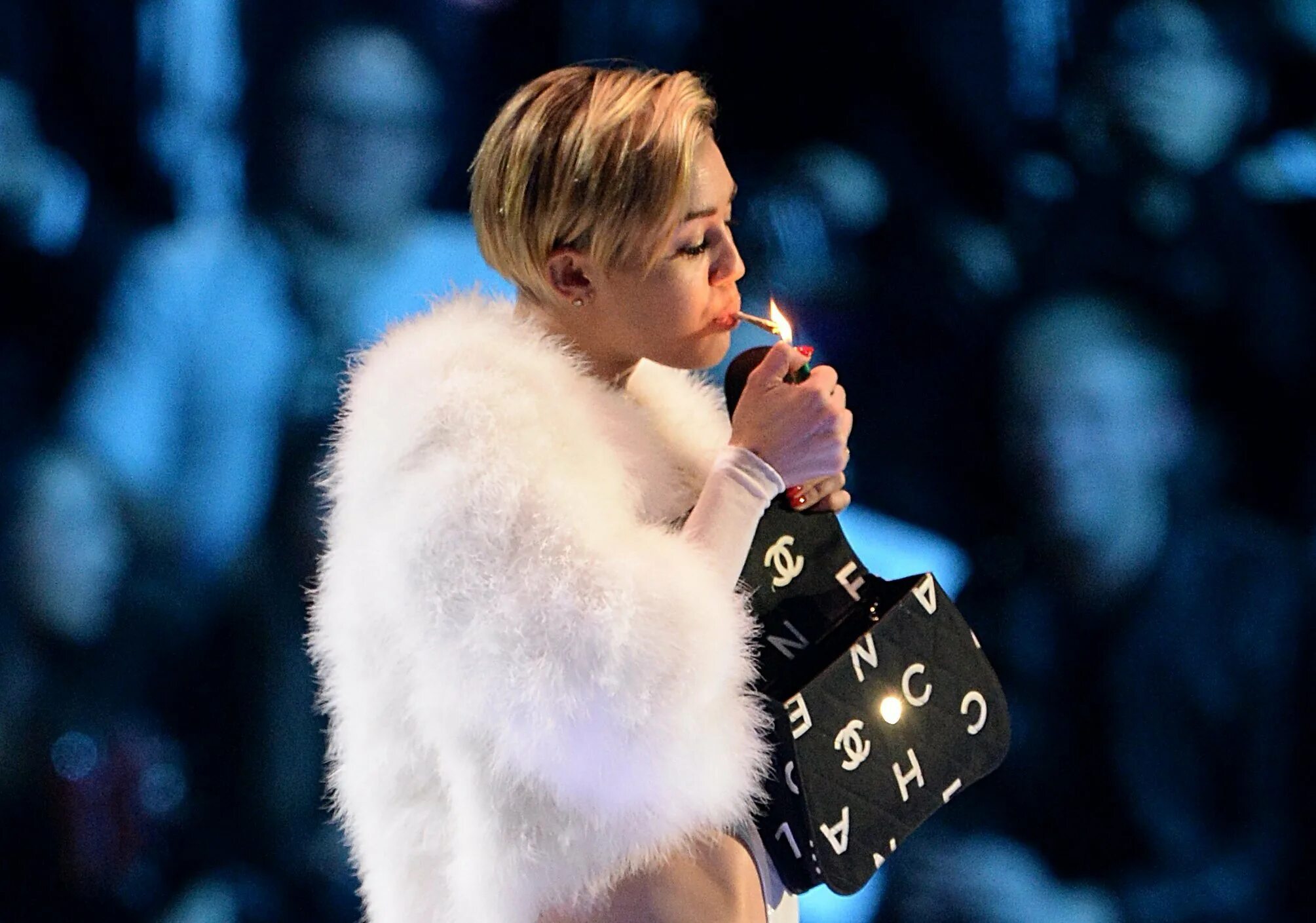 Майли Сайрус, Ema Awards, Амстердам, 2013. Майли Сайрус поет. Miley Cyrus поет. Miley Cyrus she is coming. Майли сайрус doctor