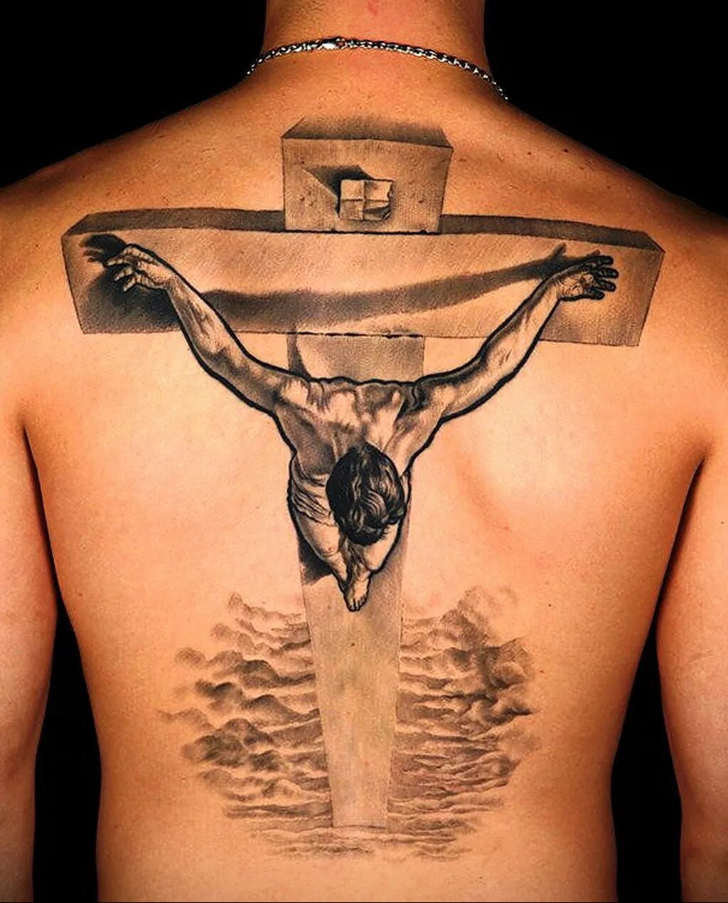 тату распятие христа на спине. распятие иисуса христа тату на спине. распятие шеи.