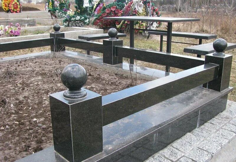 Цоколь на могилу из гранита. Ограда с гранитными столбами. Памятник с вазой. Гранитная ограда на могилу. Гранитный могильный цоколь.