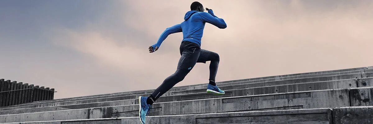 Бег трусцой. Бегущая пара. Спортсмен бежит. Бег мотивация. Go run it.