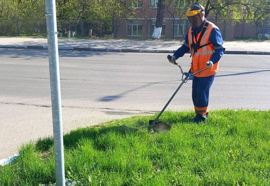 Служба благоустройства и дорожного хозяйства шатура. Окос травы под стойками. Ремонт дорог шатура. Глава города шатура келлер. Служба дорожного хозяйства шатура.