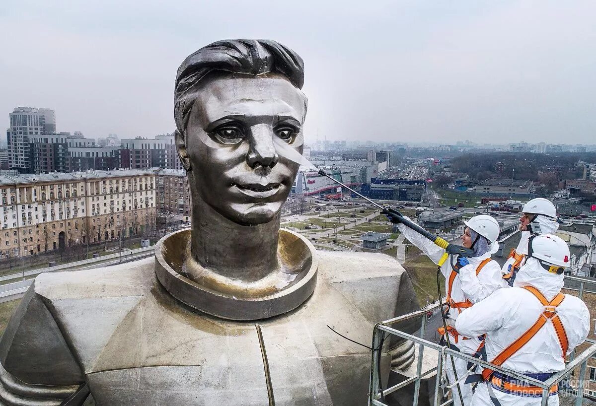 Памятник Гагарину в Москве на Ленинском проспекте. Памятник Юрию Гагарину на Ленинском проспекте. Памятник космонавту в Москве на Ленинском проспекте.