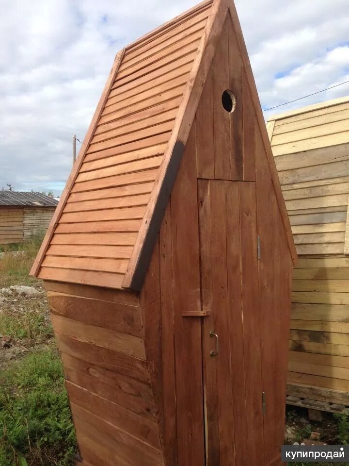 Купить крышу для туалета. Деревянный туалет. Крыша дачного туалета. Туалет дачный. Туалет дачный деревянный.