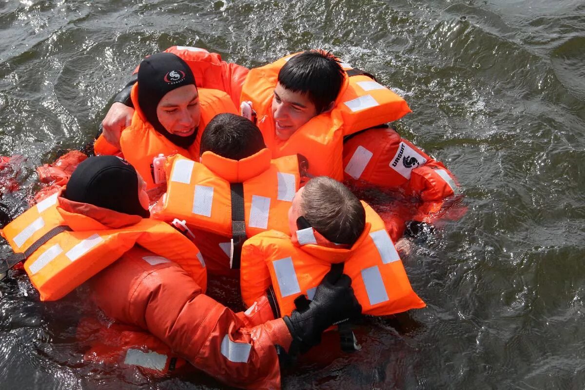 Поисково спасательные средства. Человек в спасательном жилете. Спасательные средства на воде. Спасательные средства на корабле. Катастрофы на воде.