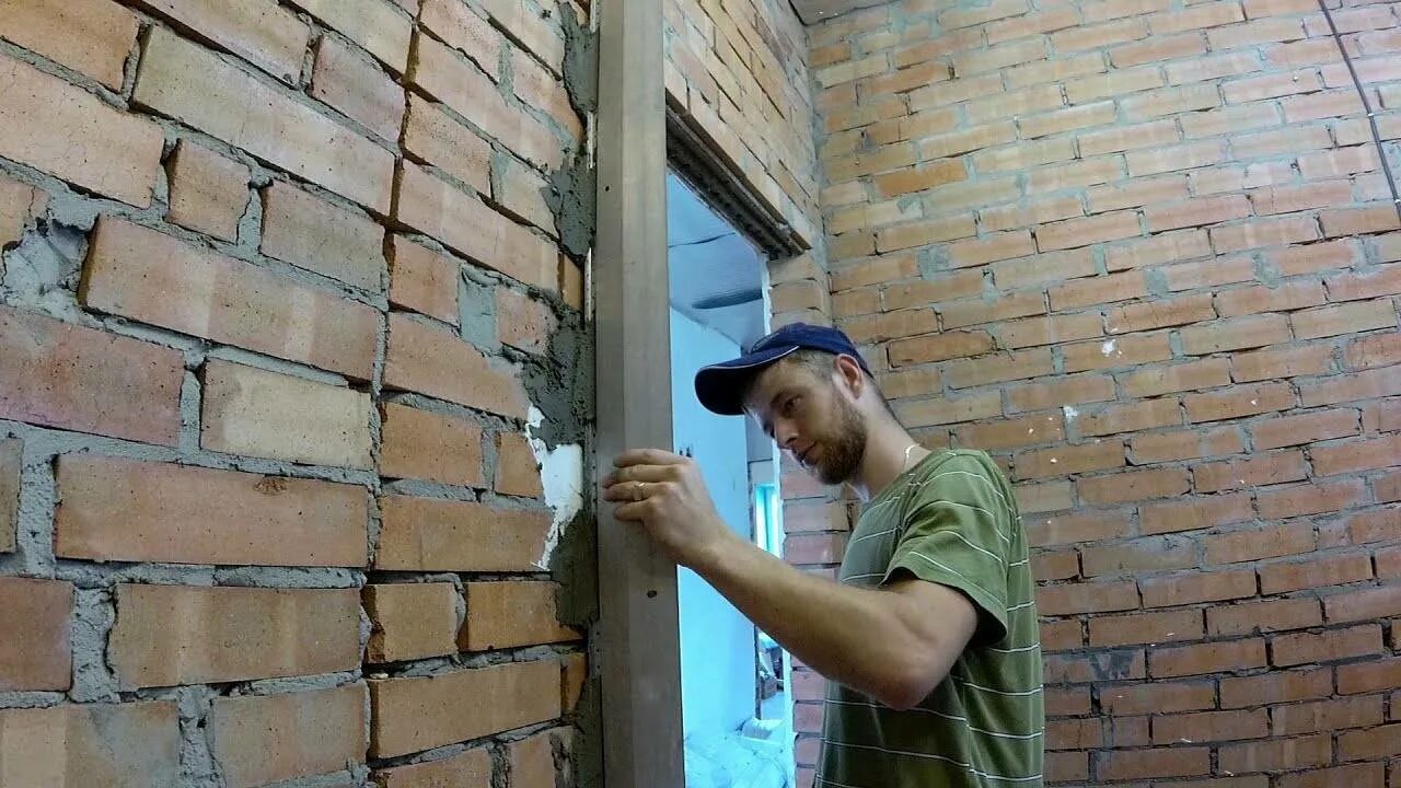 Как выровнять угол 90 градусов. Штукатурка углов. штукатурка внешних углов по маякам. штукатурка наружных углов по маякам. штукатурка наружного угла 90 градусов.