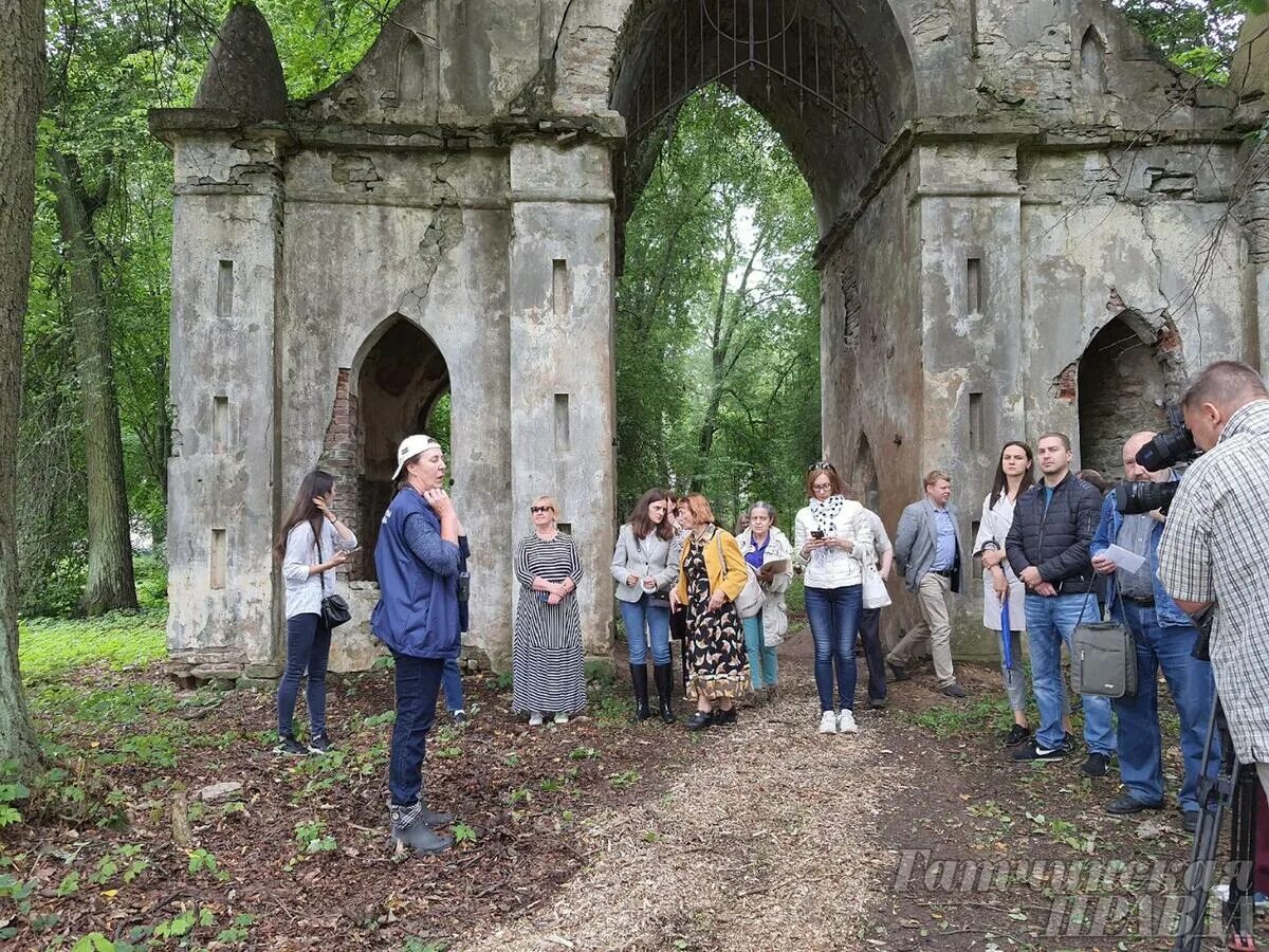 Парки усадьбы до какого числа. Демидовский парк в Тайцах. Тайцы (усадьба Демидовых в Тайцах). Пикалево парк усадьбы Мерцаловых. Тайцы парк Ленинградская область.