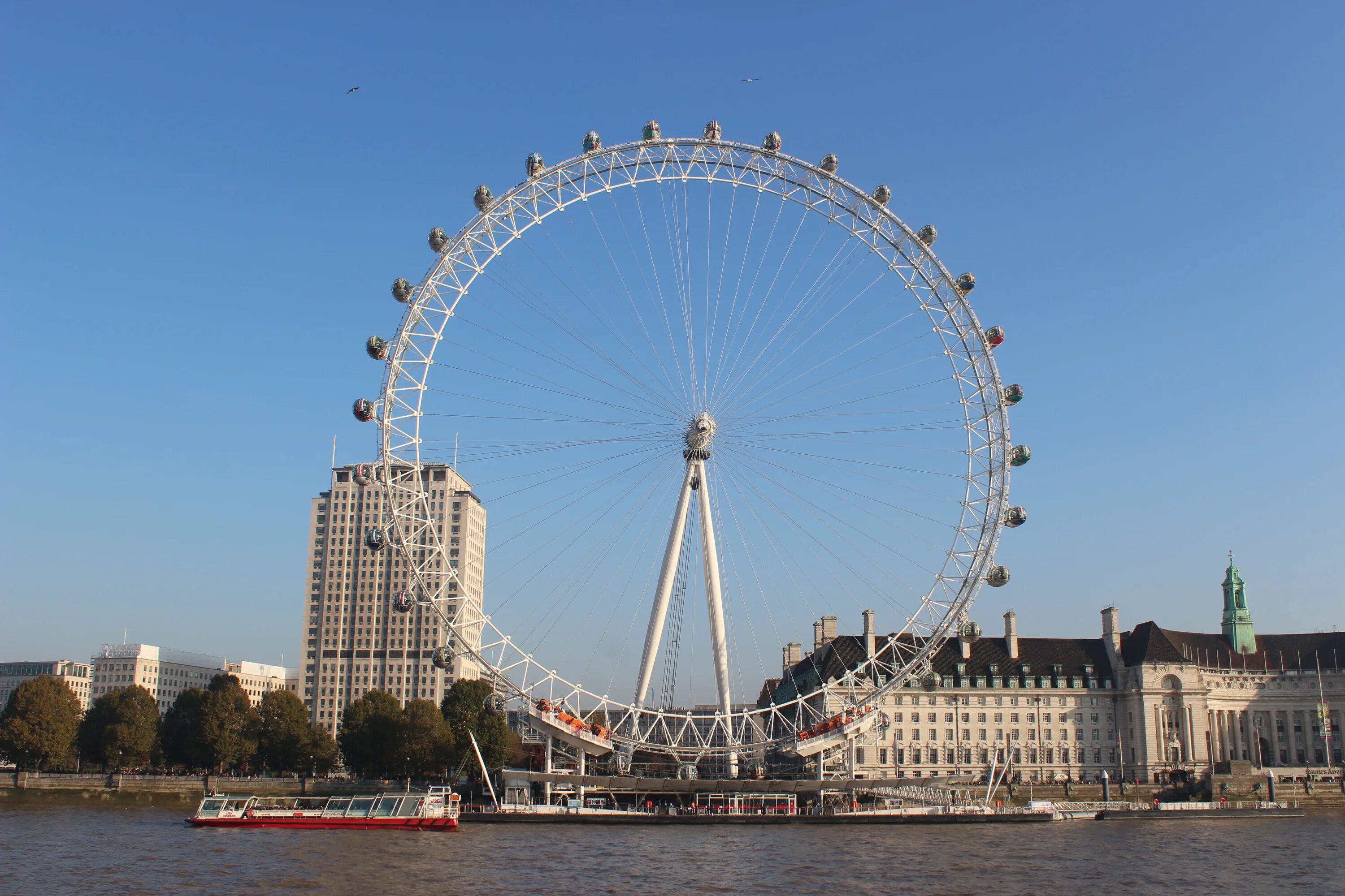 One of the london s. Лондонский глаз London Eye. Достопримечательности Лондона «Лондонский глаз» (London Eye). Темза колесо обозрения. Река Темза Лондонский глаз.