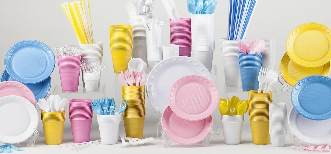 Повторное использование одноразовой посуды и инвентаря. Отказ от пластиковой посуды. Металлизированная посуда одноразовая. Экспозиция стол и посуда мусор. Цветная одноразовая посуда.