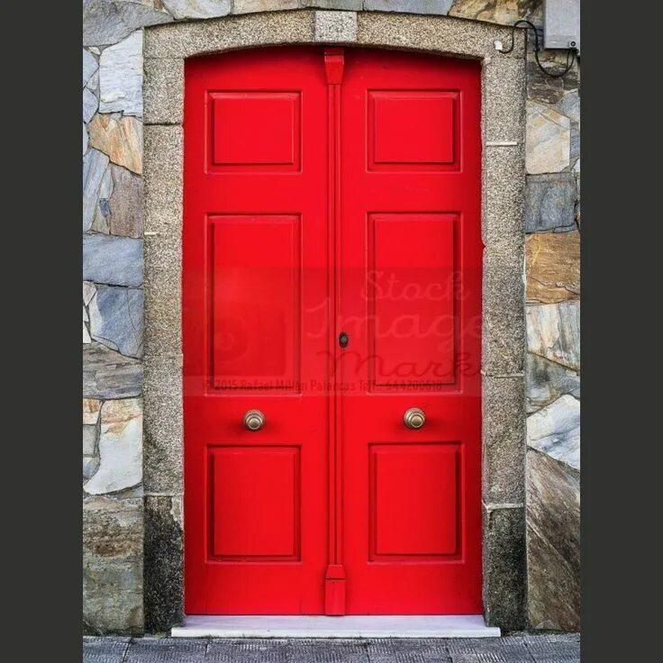 Где красненькая. Красная пластиковая дверь. Красная дверь Эстетика. Красная дверь в интерьере. Красная дверь картина.