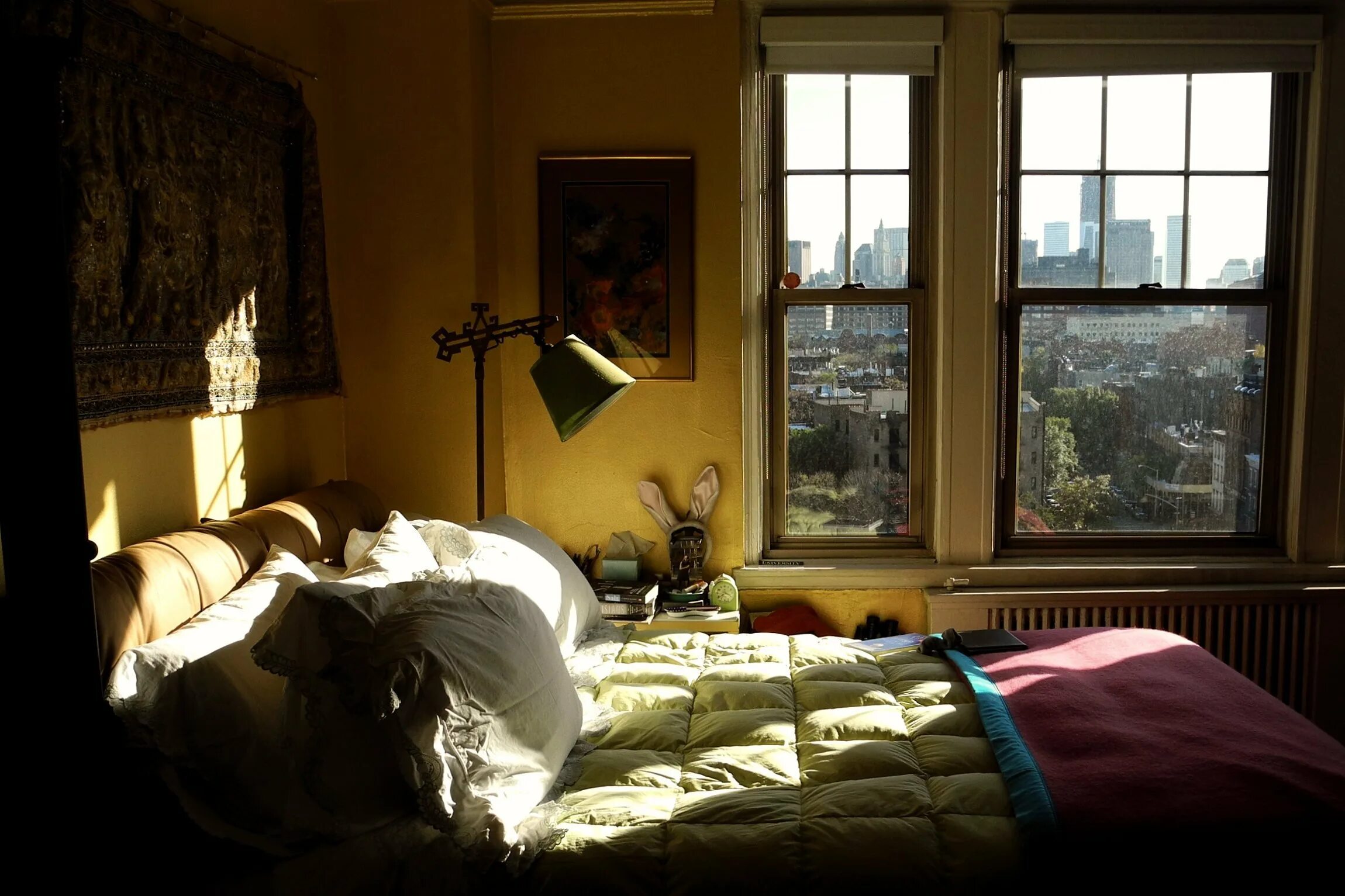 Warm windows. Уютная комната. Комната с кроватью. Уютная кровать. Комната с окном.