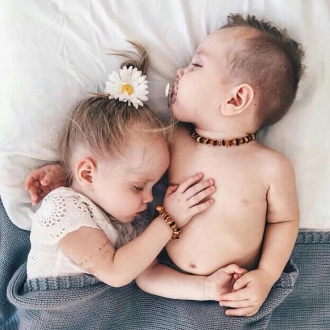 Baby brother. Brother sister картинка. Brothers sis Love me. Фото на аву i Love you my brother.