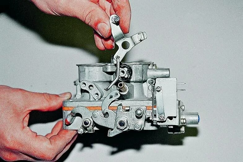 Работа карбюратора 2107. Игольчатый клапан карбюратора ВАЗ 2105. Карбюратор ВАЗ 21 0 7. ДААЗ 2107. Корпус карбюратора ВАЗ 2107.
