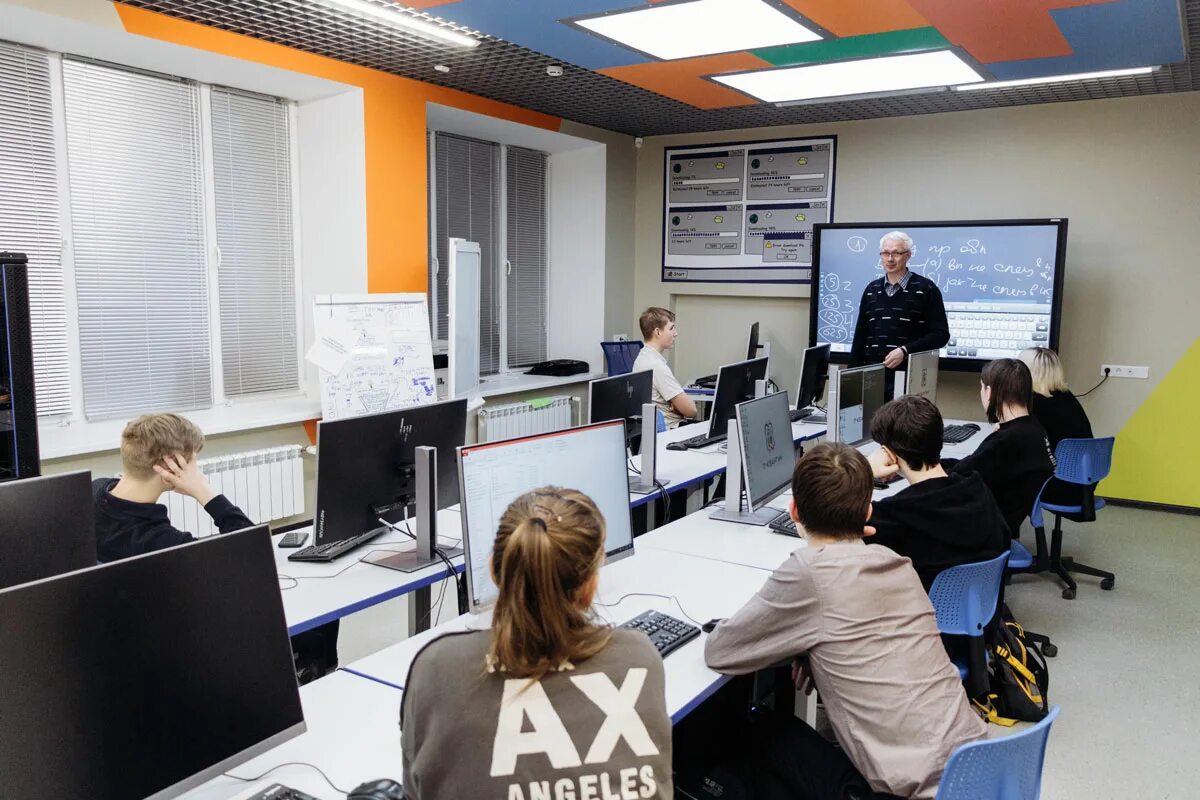 Рабочий на заводе. Коллектив. Рабочие места для молодежи. Ярмарка рабочих мест. Студенты предприниматели.