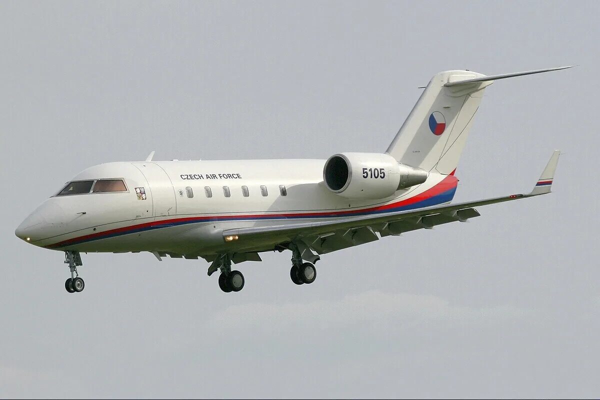 Самолет глав стран. Самолет президента Румынии. Bombardier CL 600 50 мест. Самолёт президента Чехии. Президентский самолёт як-40.