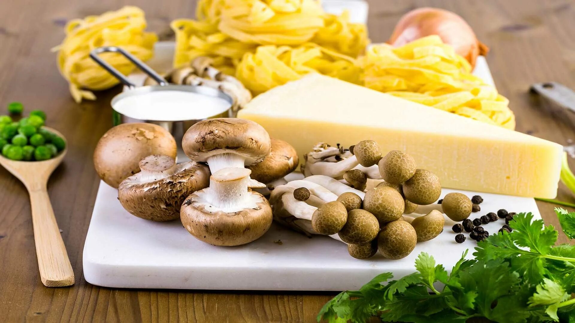 Можно есть грибы при похудении. Грибы еда. Грибы на столе. Грибы в кулинарии. Грибы приготовленные.