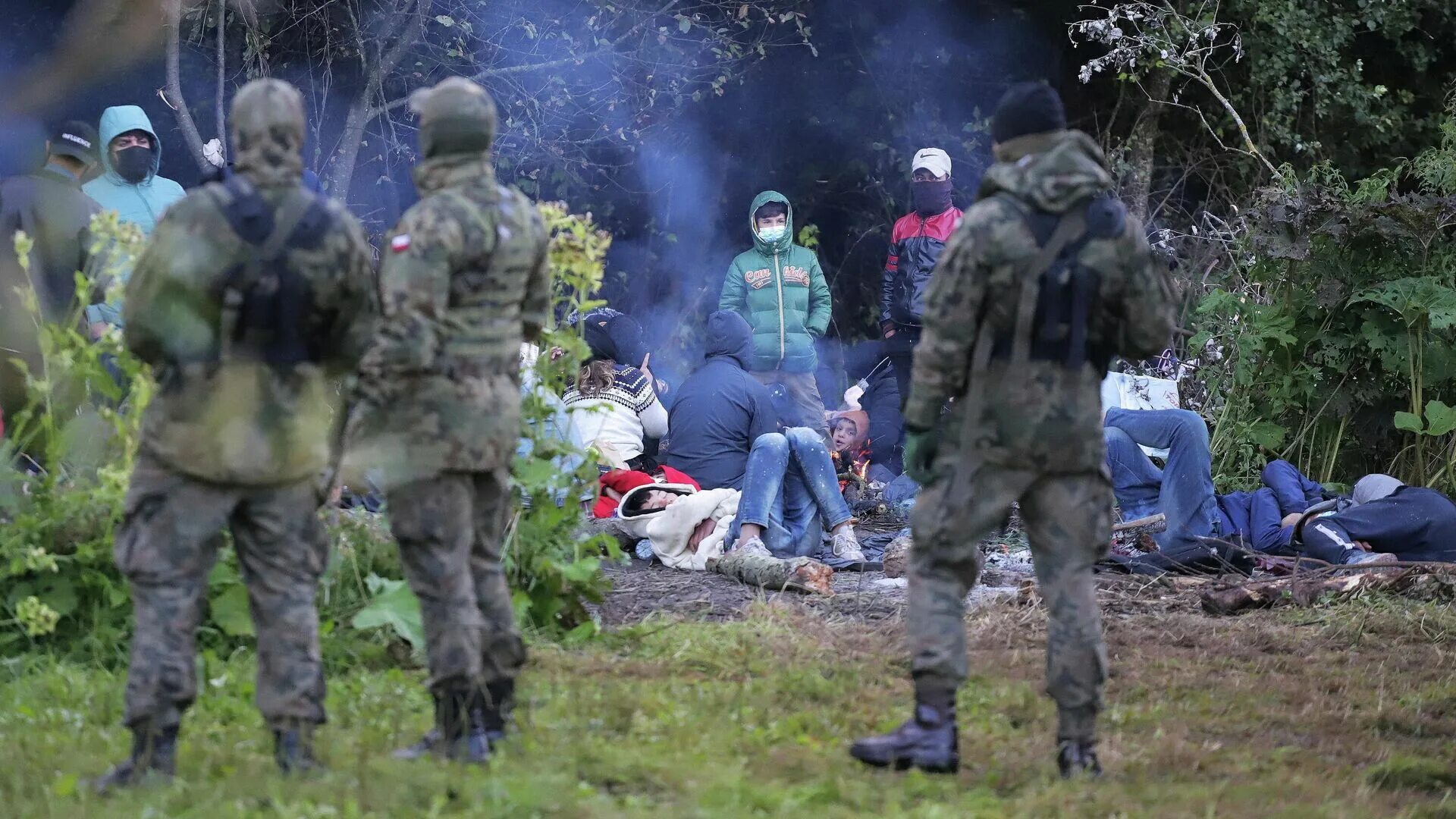 Беженцы на границе Белоруссии и Польши. Мигранты на белорусско польской границе. Беженцы польско белорусская. Белорусские беженцы в Польше.