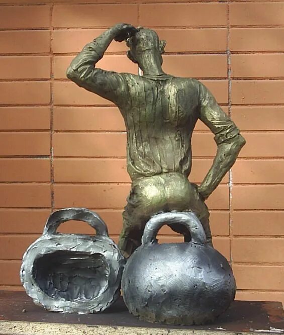 Скульптура Шуры Балаганова в Бобруйске. Распиленная гиря. Гиря 16 кг распилили. Чугуннаягиря распилиная пополам. Шура пиливший гири 9 букв