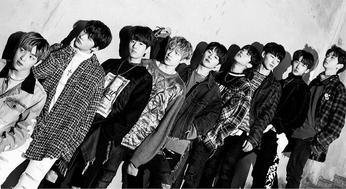 Группа stray kids дебют. Stray Kids. Stray Kids участники. Stray Kids чёрно белые фото. Stray Kids черно белые фото.