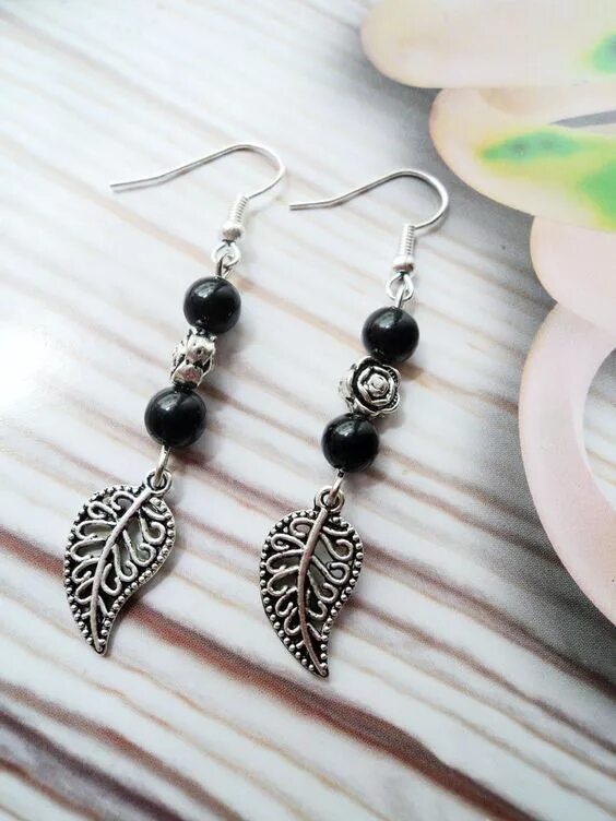 Бисерные украшения на серьги. Серьги своими руками. Висячие серьги из бисера. Серьги из камней бусин. Серьги из проволоки и бусин.