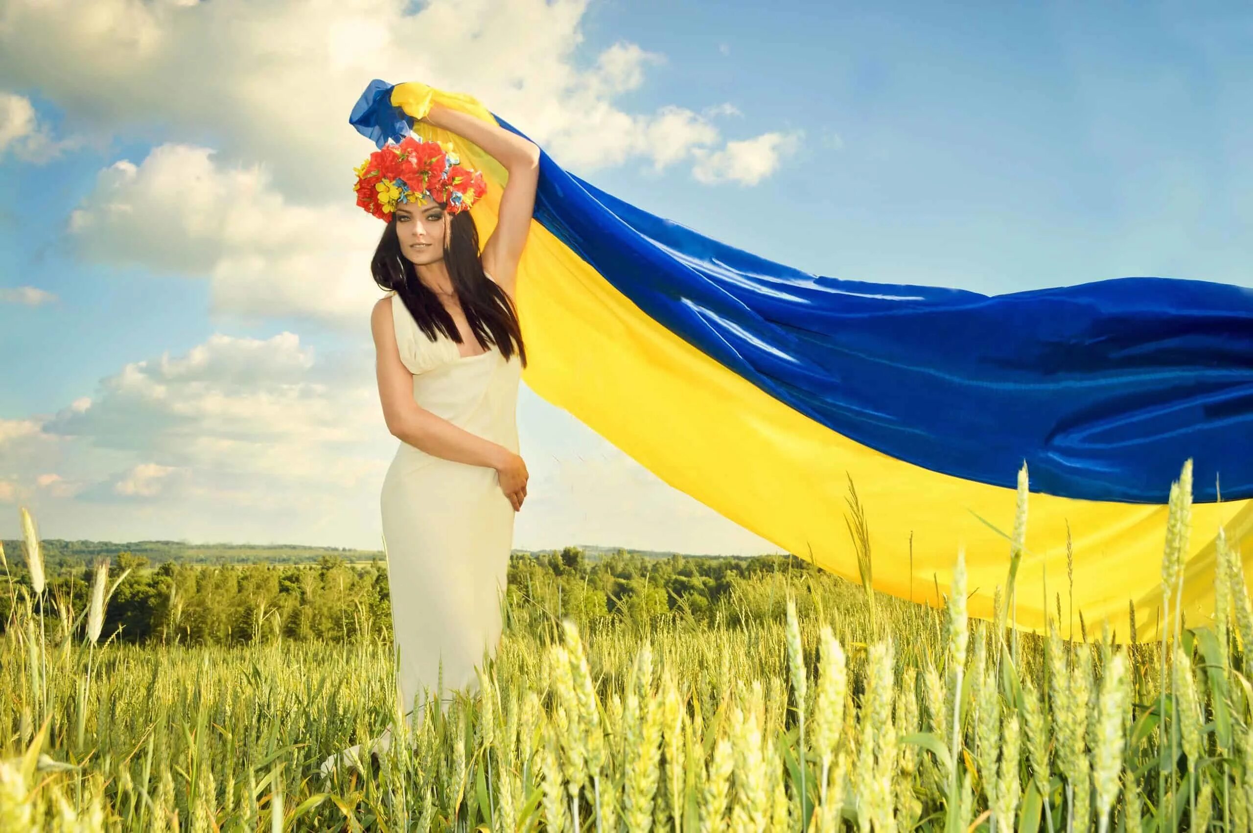Ukraine. Жовто-блакитный флаг. Флаг Украины. Девушка с флагом Украины. Украинка с флагом.