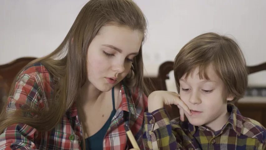 Сестра помогла. Elder sister / старшая сестра. Две сестры помогают брату. Younger brother and Elder brother. Older sister younger brother