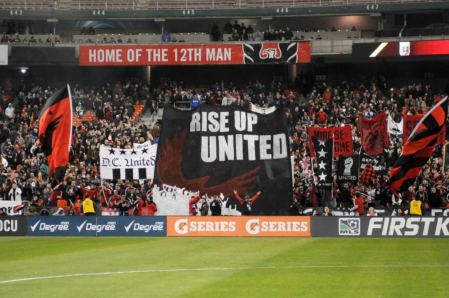 Photo: roots united by maksim panfilov. Эмблема dc united. United night. Фанатики в москве всетиц ночью. London city улица ljudi.