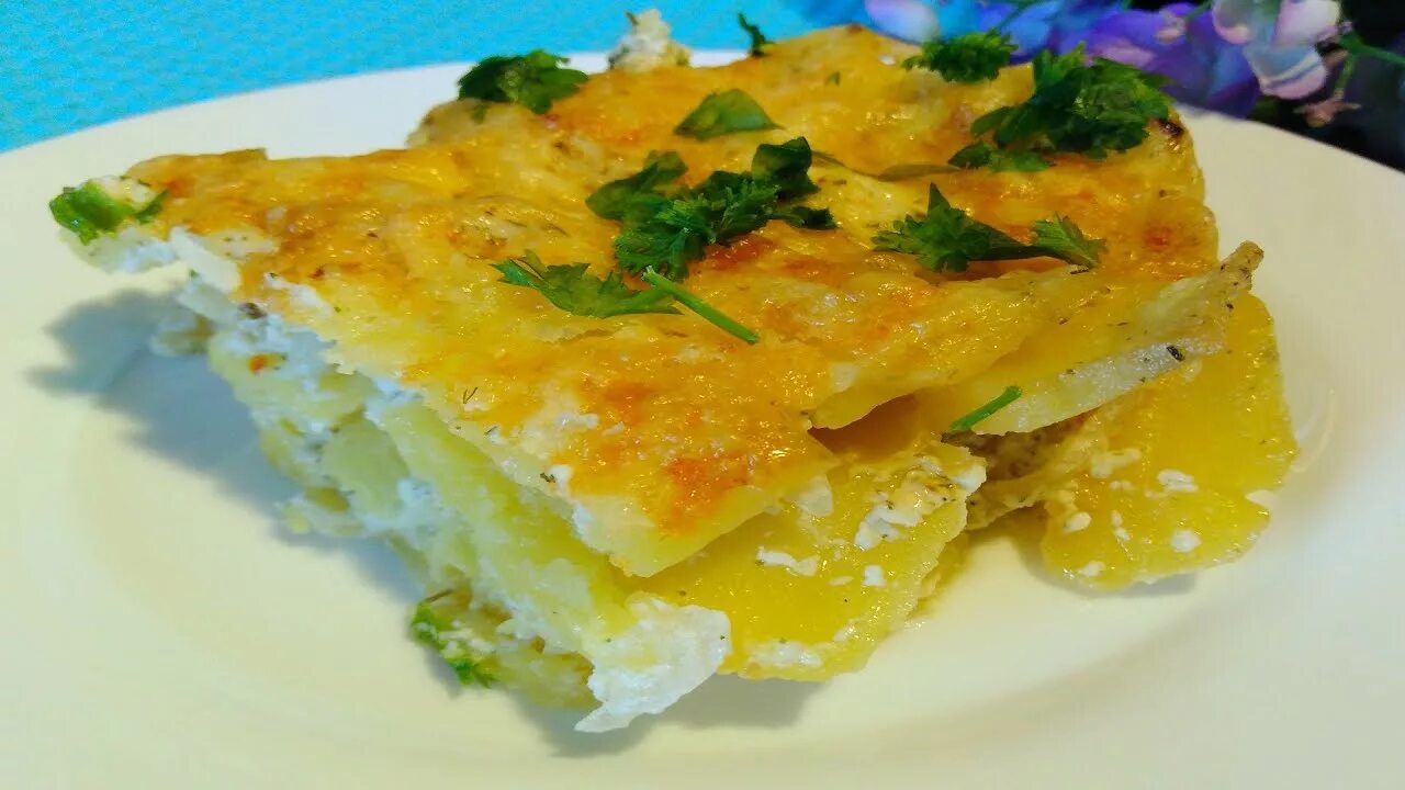 Запеканка с картофелем и филе. Картофельная запеканка с куриным филе. запеканка картошка филе. картофельная запеканка с филе с ананасами.