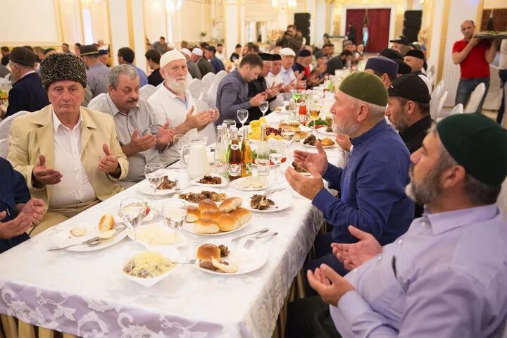 Ифтар сегодня черкесск. Ифтар в черкесске. ифтар в черкесске фото. ифтар на полу старое фото. ифтар в черкесске сегодня.