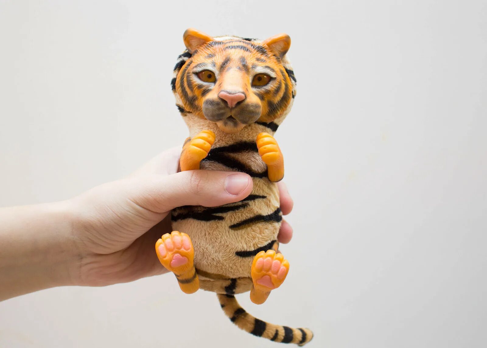 Сделай тиг. Авторская игрушка тигр. Тигр на руку игрушка. Тигренок в смешанной технике игрушка. Тигр в смешанной технике.