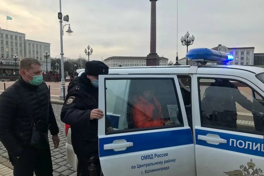 Когда в калининграде 23 часа в севастополе. Пикет в калининграде. когда калининград стал российским. как калининград стал российским.