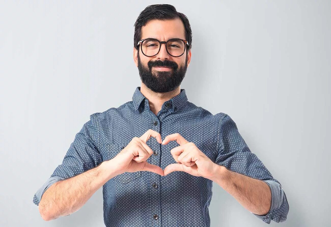 человек делает сердечко руками. сердечко руками мужчина. человек показывает сердечко. руки сложенные в сердечко. жест сердце.