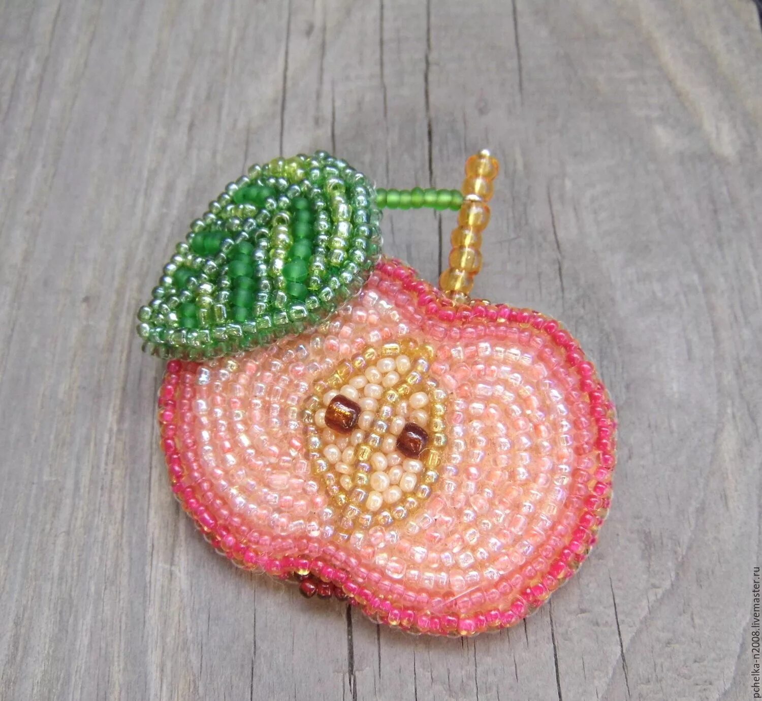 брошь из бисера овощи. земляника из бисера. фрукты из бисера. яблоко брошь бисер. брошь из бисера фрукты.