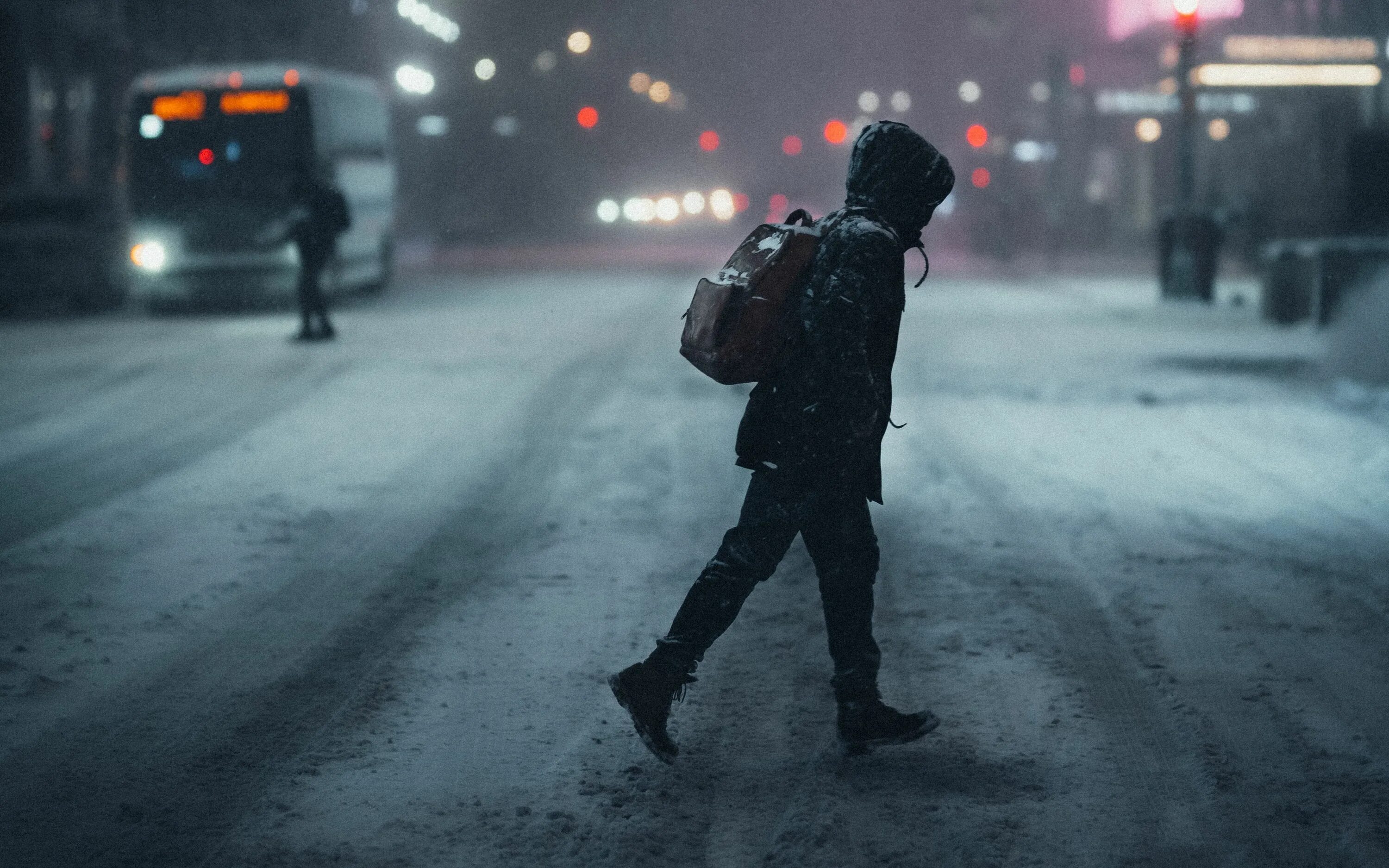 Человек идет ночью по улице. Фотографии людей на улице зимой. Man Alone Street Night. Люди идут по городу макро. Музыка на улице ночью