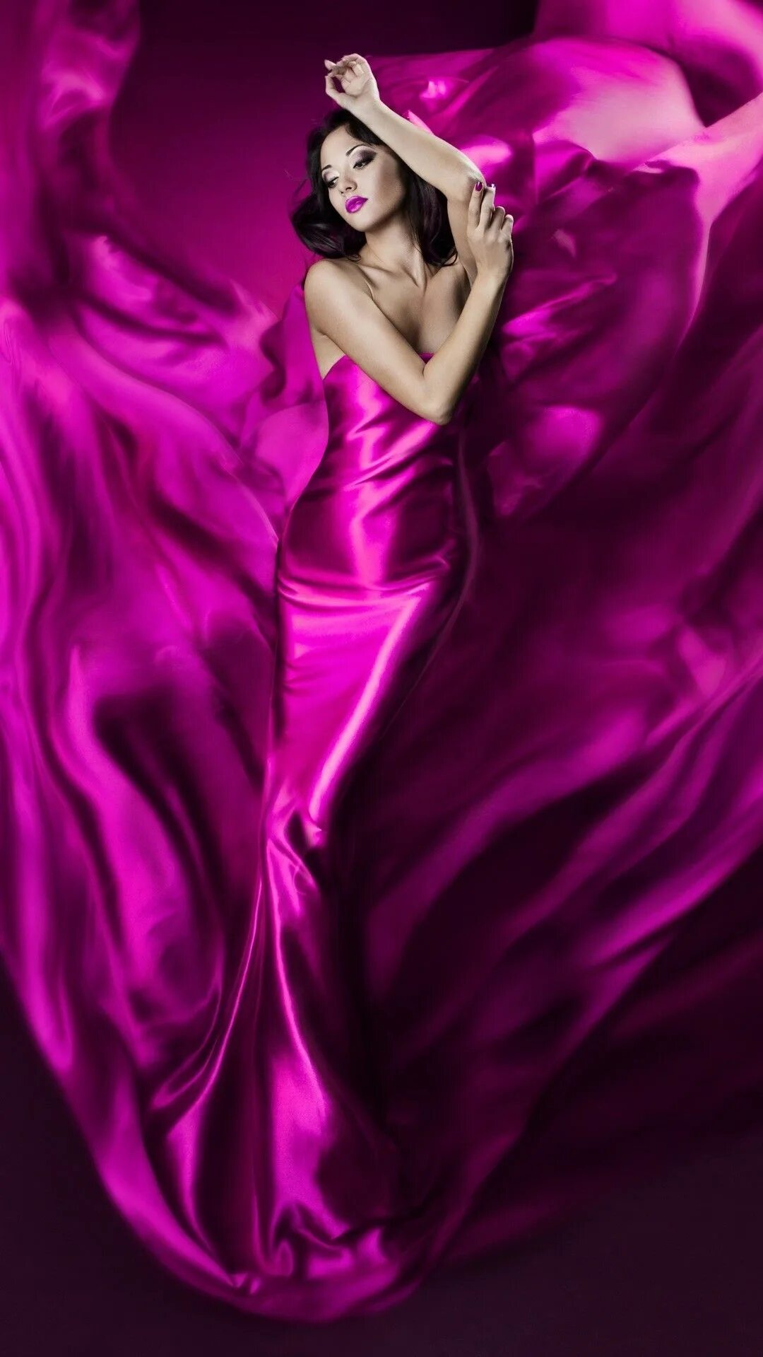 Яркие танцы. Танцующая фиолетовая девушка. Танцы эстетика. Танец в лиловом. Танцующая фиолетовая девушка.