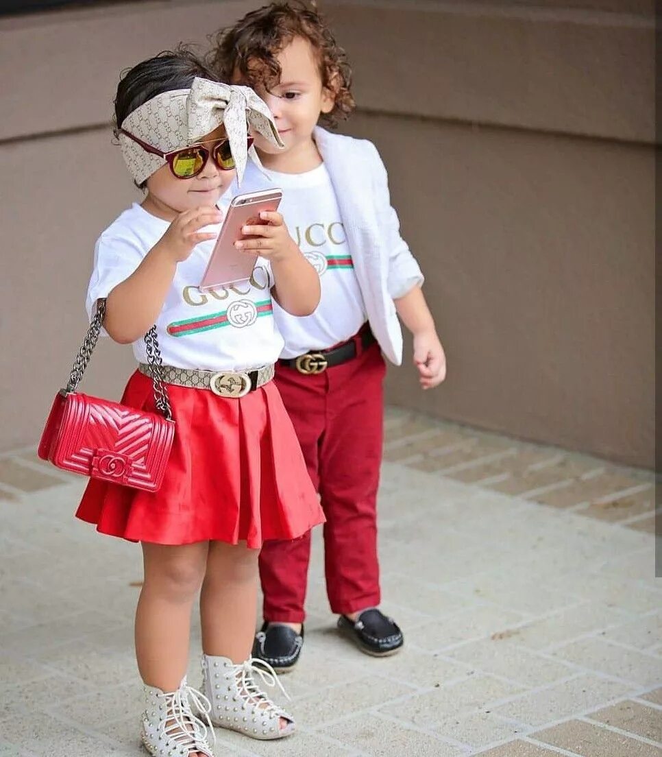 Модные мальчик и девочка. Модные дети. Дети в красивой одежде. Модные девочки. Модные мальчик и девочка.