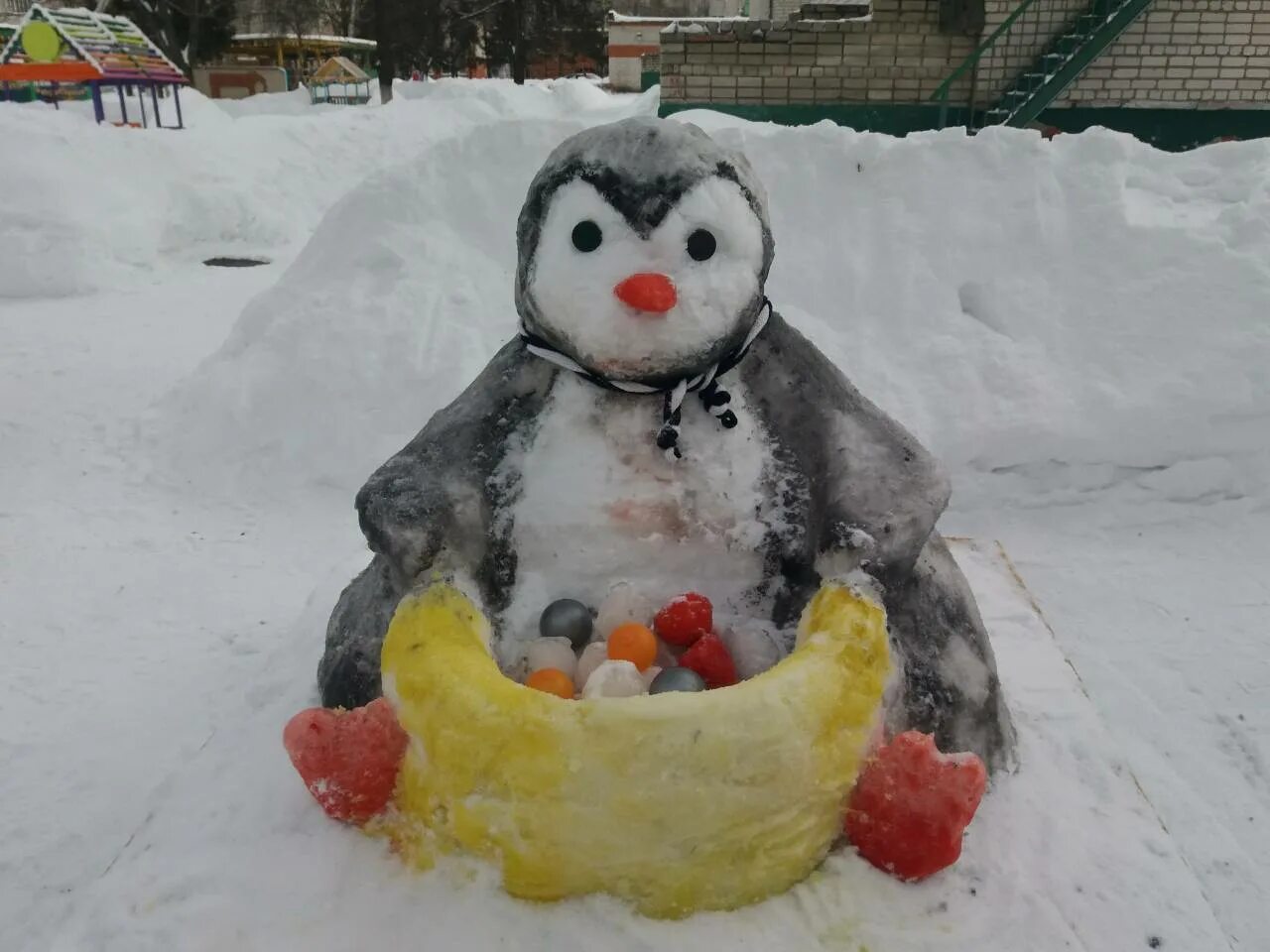 снежные постройки в детском саду на участке. постройки из снега. снежные постройки в детском саду. постройки из снега в детском саду. снежные фигурки для детского сада.