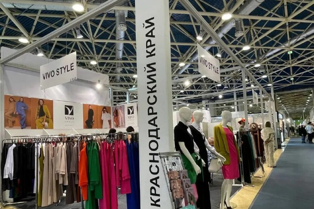 Выставка в москве легкая промышленность. Техтекстиль выставка. Выставка легпром москва. Техническая выставка в экспоцентре. Показ мод легкая промышленность.