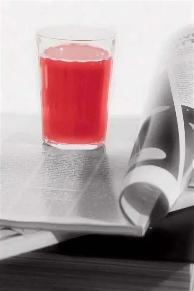 Журнал сок. Красное белое сок. Стакан сока на столе чб фото.