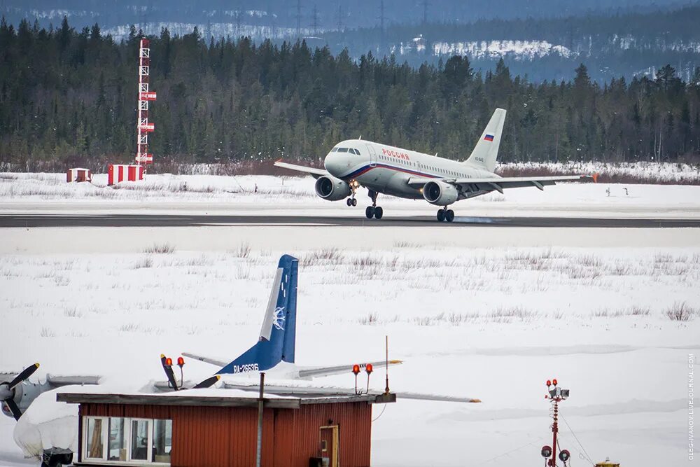 Аэропорт мурманск телефон. Аэропорт Мурманск. Аэропорт Мурманск зимний. Аэропорт Мурманск зимой. Аэропорт Мурманск внутри.