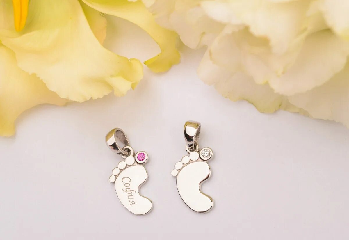 медальон с ножками младенца. подвеска ножки младенца. серебряная подвеска ножки младенца. подвеска ножки ребенка. кулон на рождение ребенка.