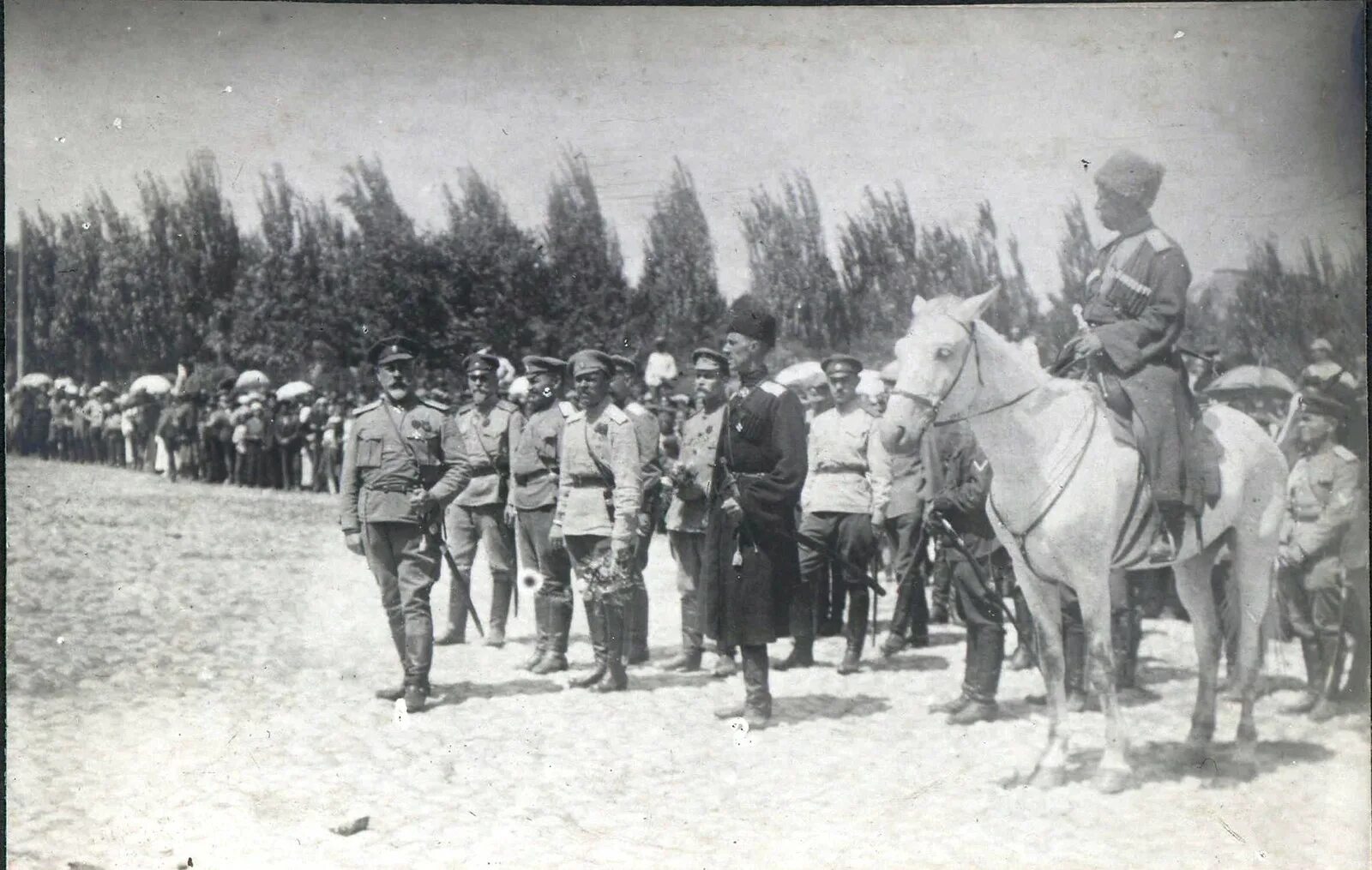 Генерал врангель русская армия. Генерал Врангель. Царицын. 1919 Год.. Деникинская армия 1919 в Царицыне. Встреча Врангеля в Царицыне в 1919 году. Генерал Врангель в гражданской войне.