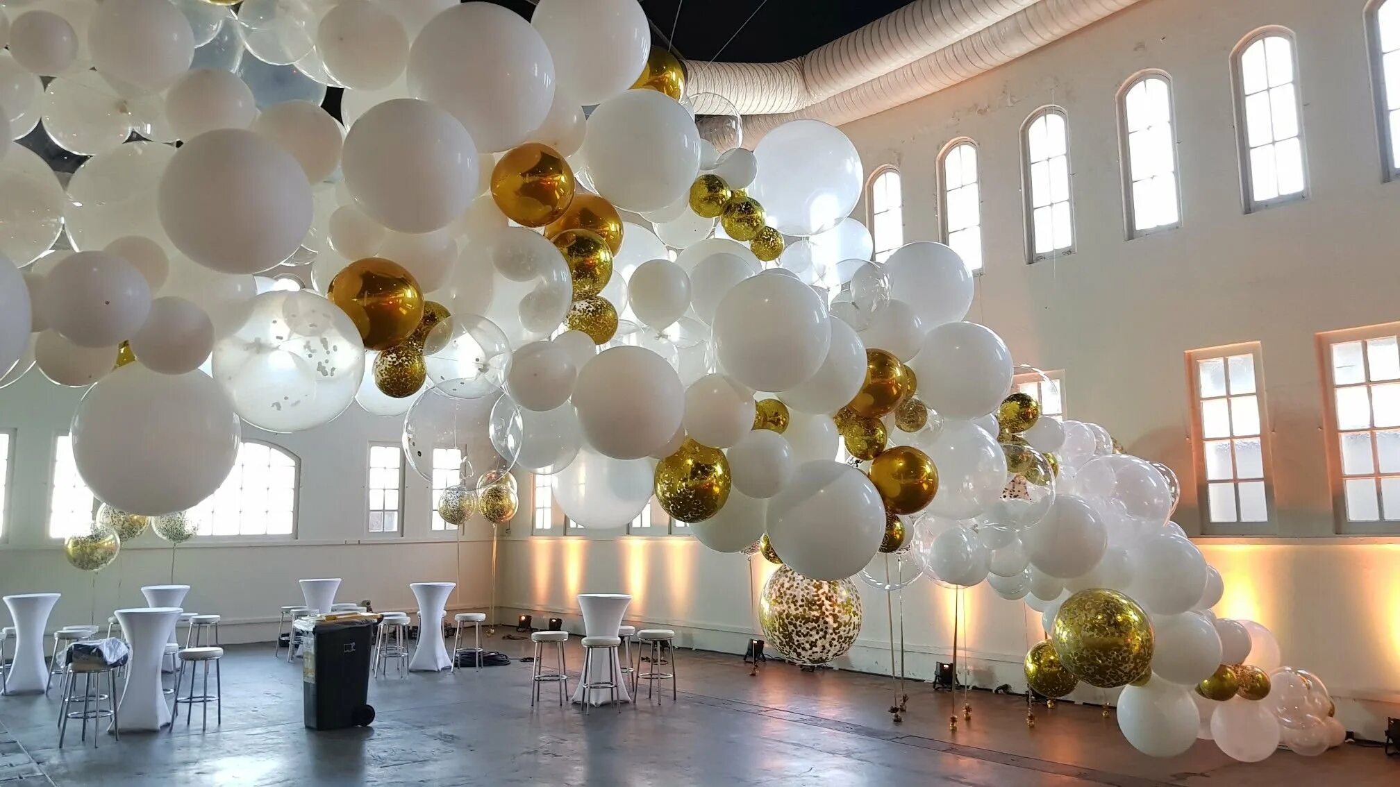 Декор воздушными шарами. Украшение зала шарами. Шары для украшения зала. Украшение шарами на свадьбу. Необычное украшение шарами.