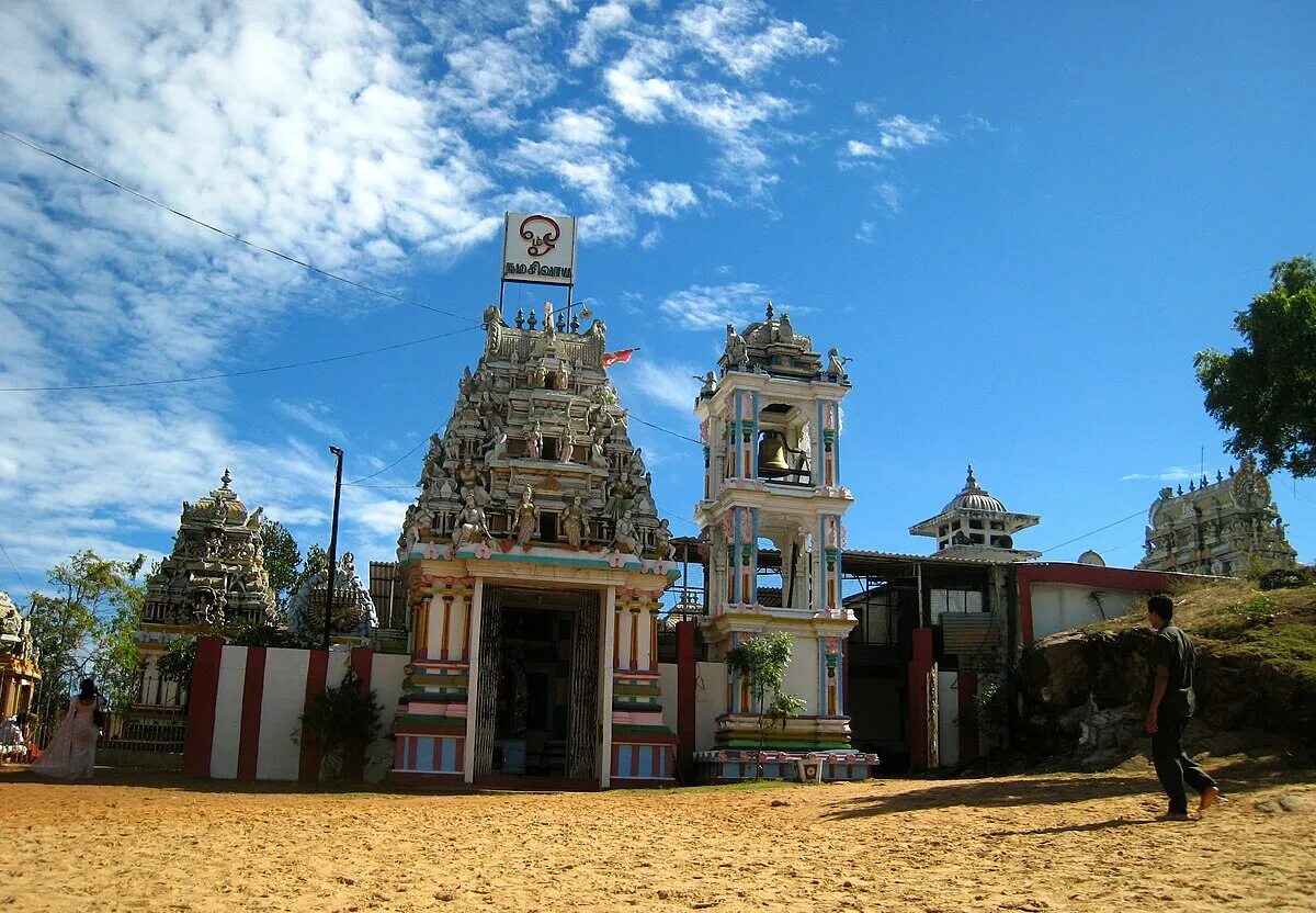 Церковь в шри ланке. Конешварам в Тринкомали храм. Индуистский храм Тринкомали. Тринкомали Шри Ланка. Храм Конешварам в Шри Ланке.