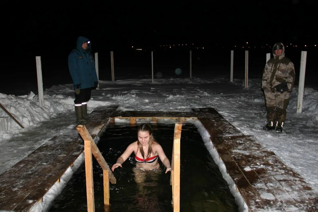 Крещение господне в иордане. Крещение в ночь с какого на какое. Крещенские купания в керчи 2022. Крещение в ночь с какого на какое. Крещение в ночь с какого на какое.