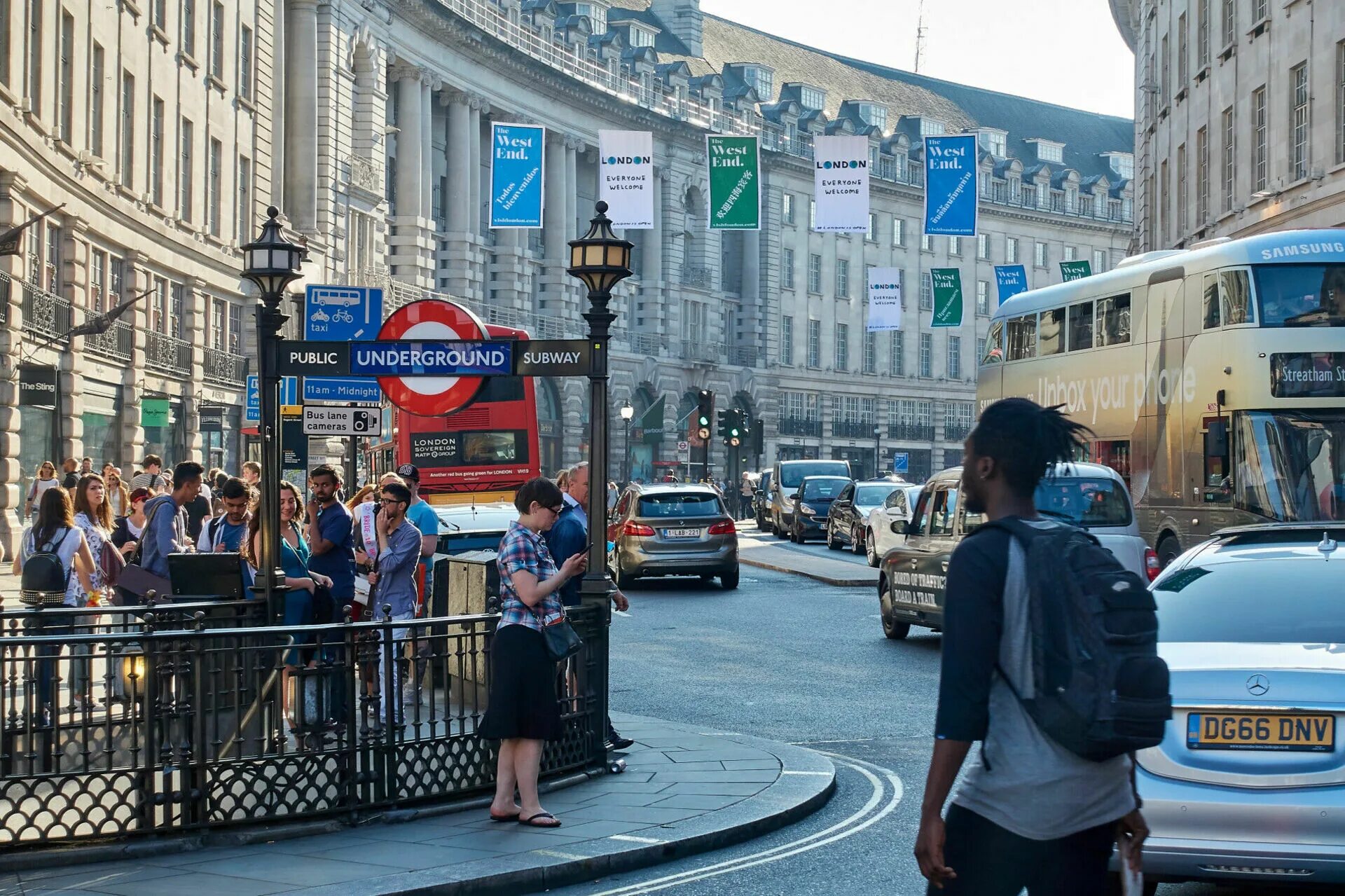 Uk center. Туристы в Лондоне. Туристские центры Великобритании. Лондон люди. Лондон туристический центр.